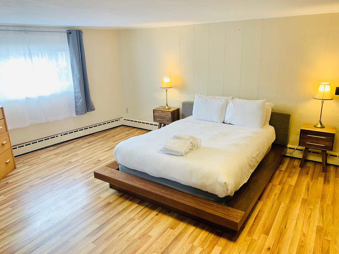 The Lancaster Motel主图