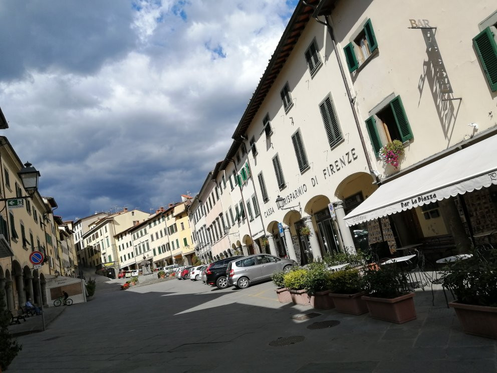 Piazza Tanucci (La Piazza del Ciclone)景点图片