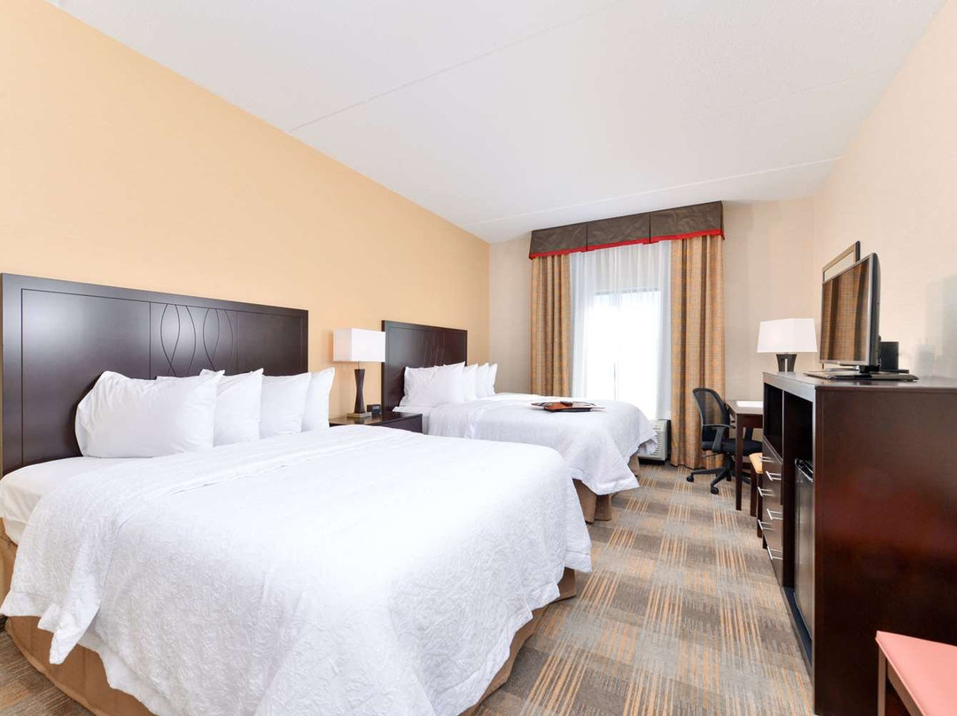 Hampton Inn & Suites California主图