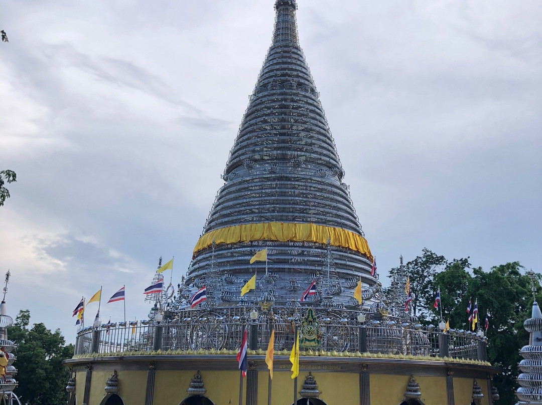 Phra Maha Chedi Tripob Trimongkol景点图片