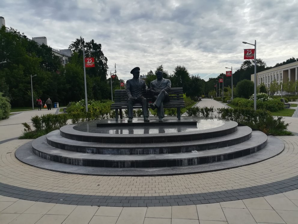 Monument to Sergey Korolev and Yuriy Gagarin景点图片