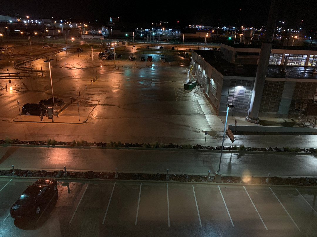 温尼伯机场万怡酒店主图