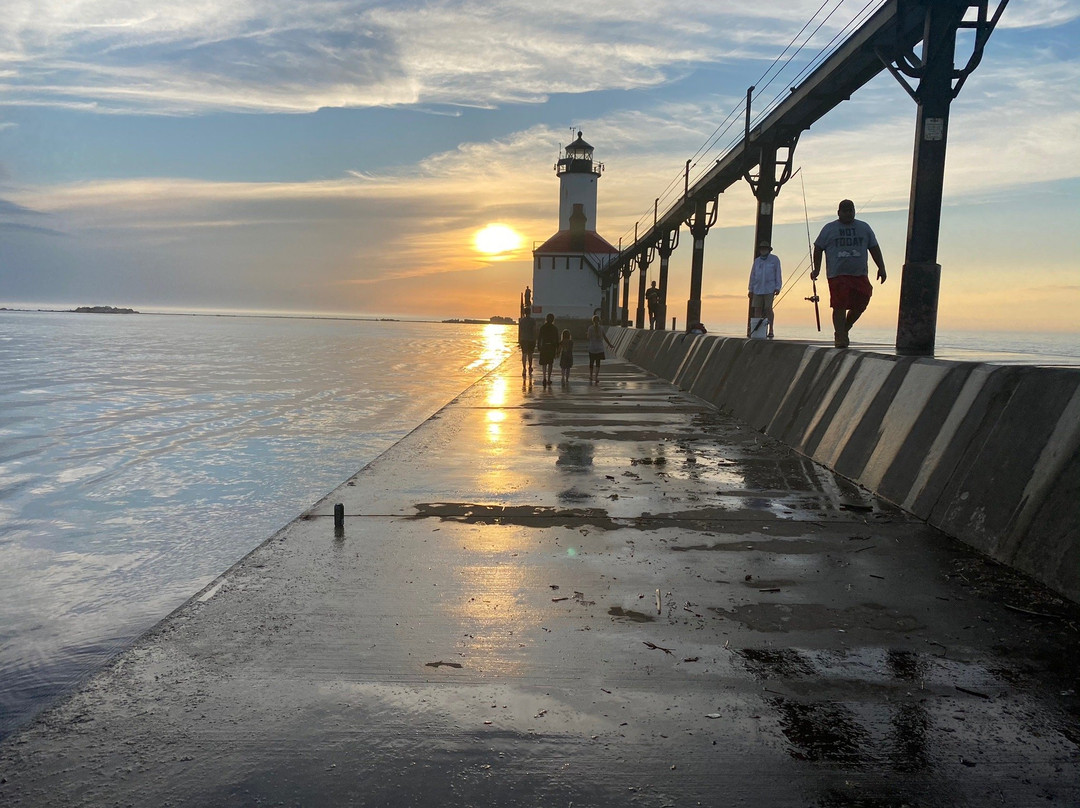 燈塔及碼頭-密歇根城必去景点