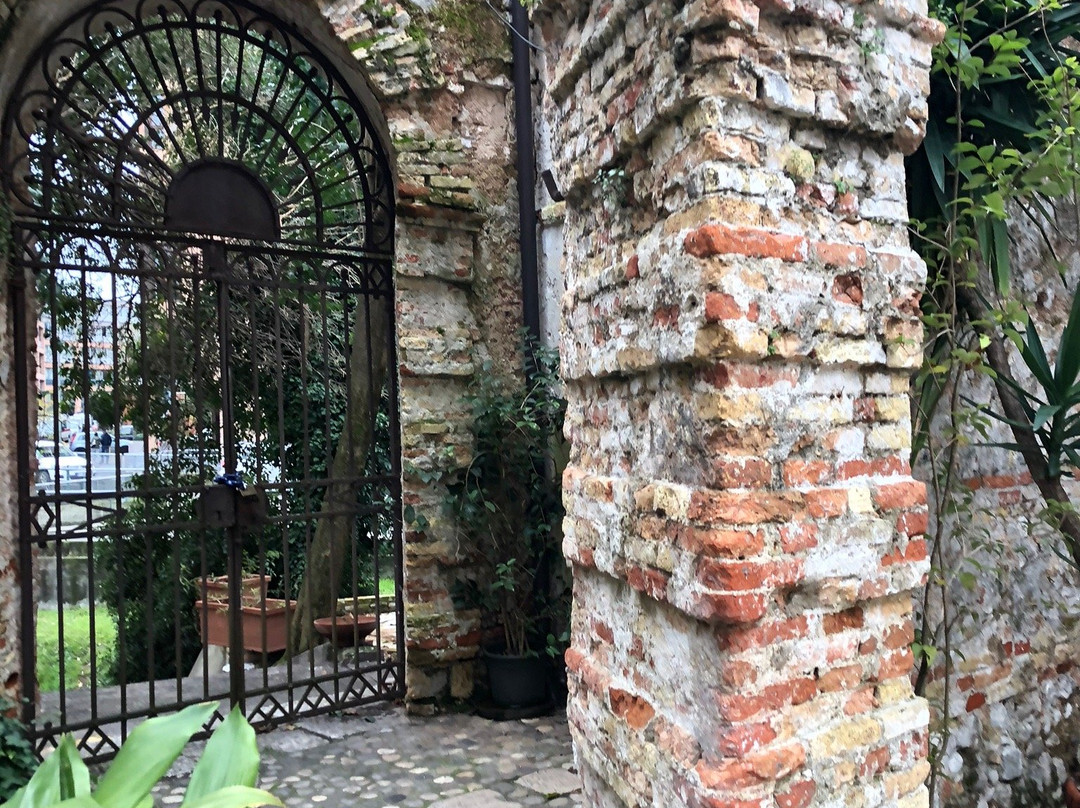 Palazzo Popaite Torriani Policreti-波代诺内必去景点