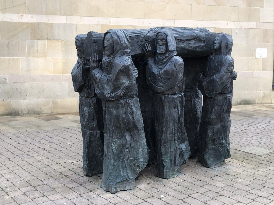 Twin Statues of St Cuthbert景点图片