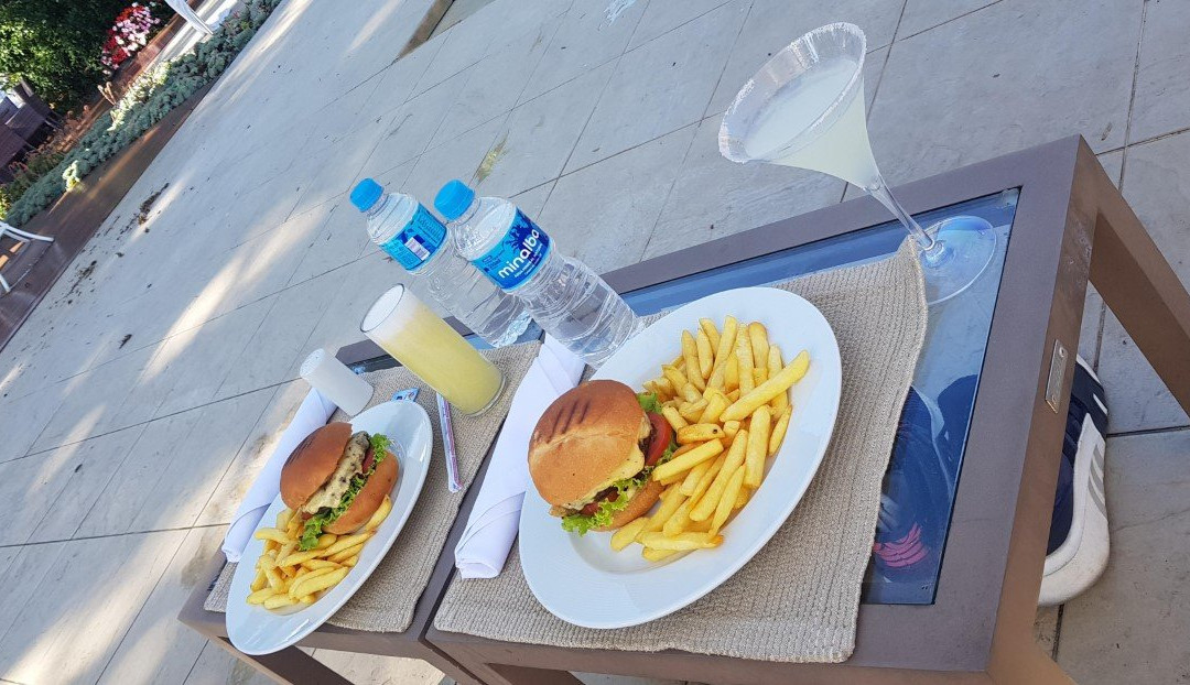 特丽巴酒店主图