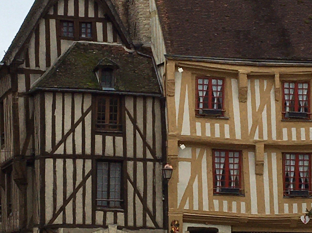 Château de Noyers-sur-Serein景点图片