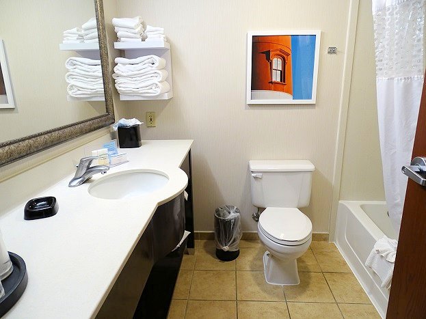 Hampton Inn Boston/Peabody-浴室