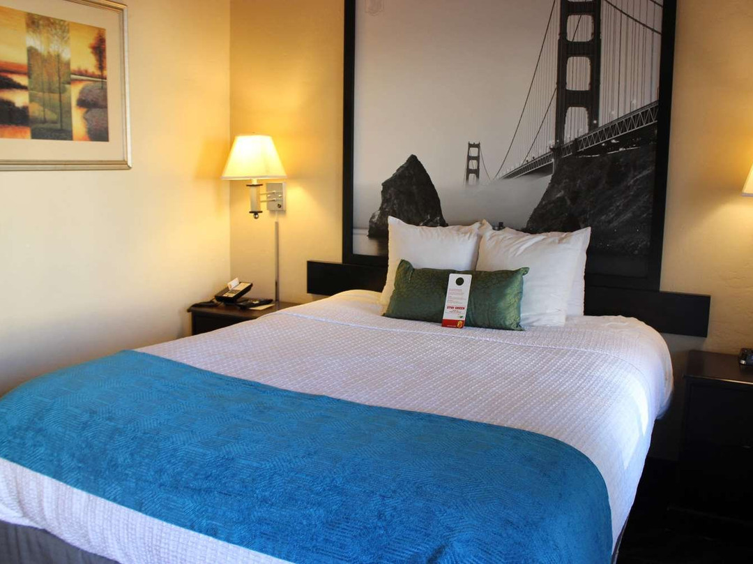 伯克利速8酒店主图