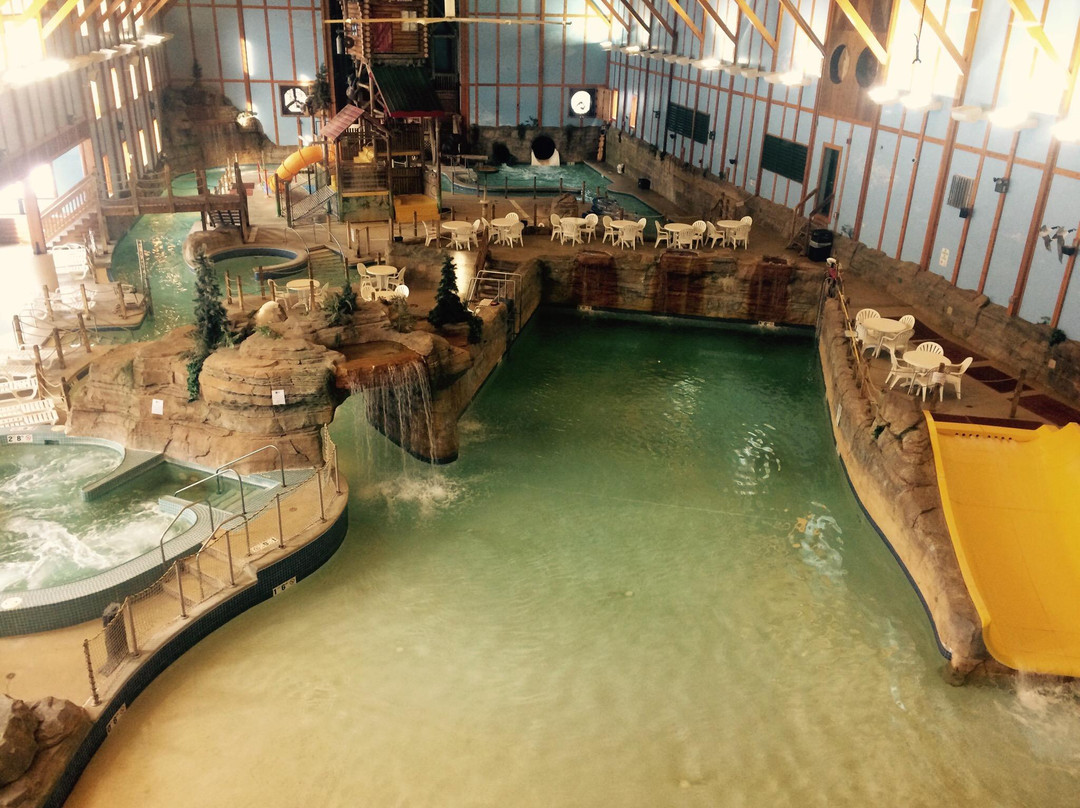 Grand Bear Falls Indoor Water Park景点图片