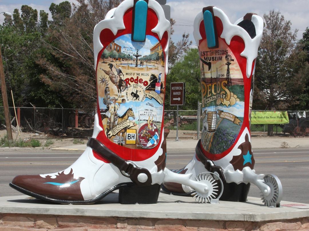 Pecos Bill Statue & Western Boots景点图片