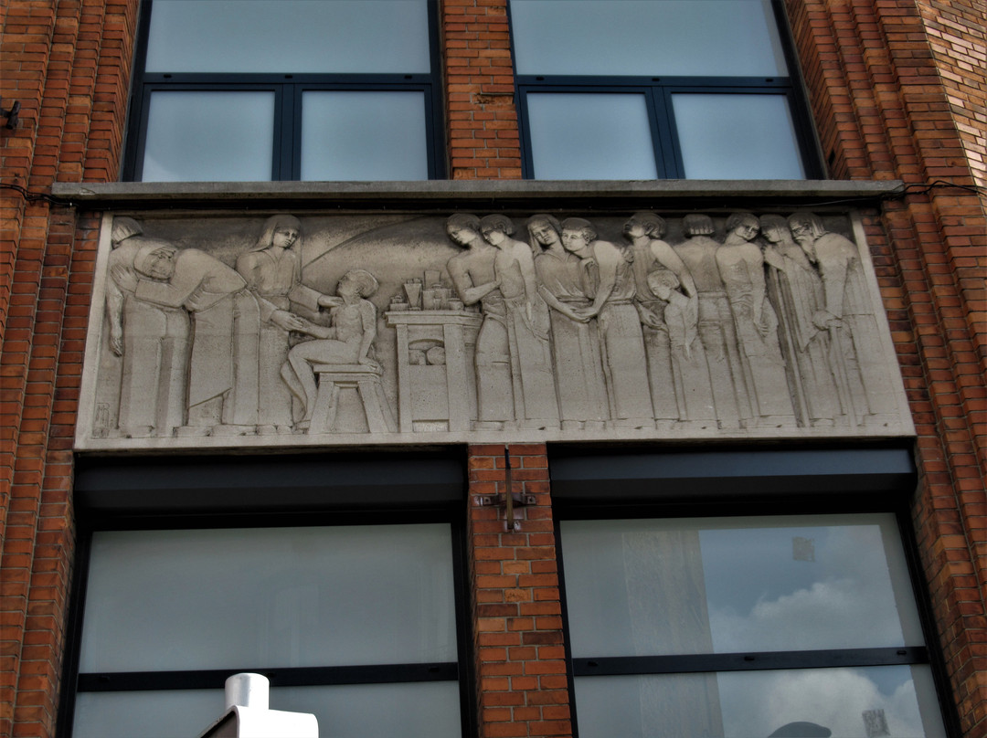 Bas-reliefs de la façade du dispensaire Louise Michel-Romainville必去景点