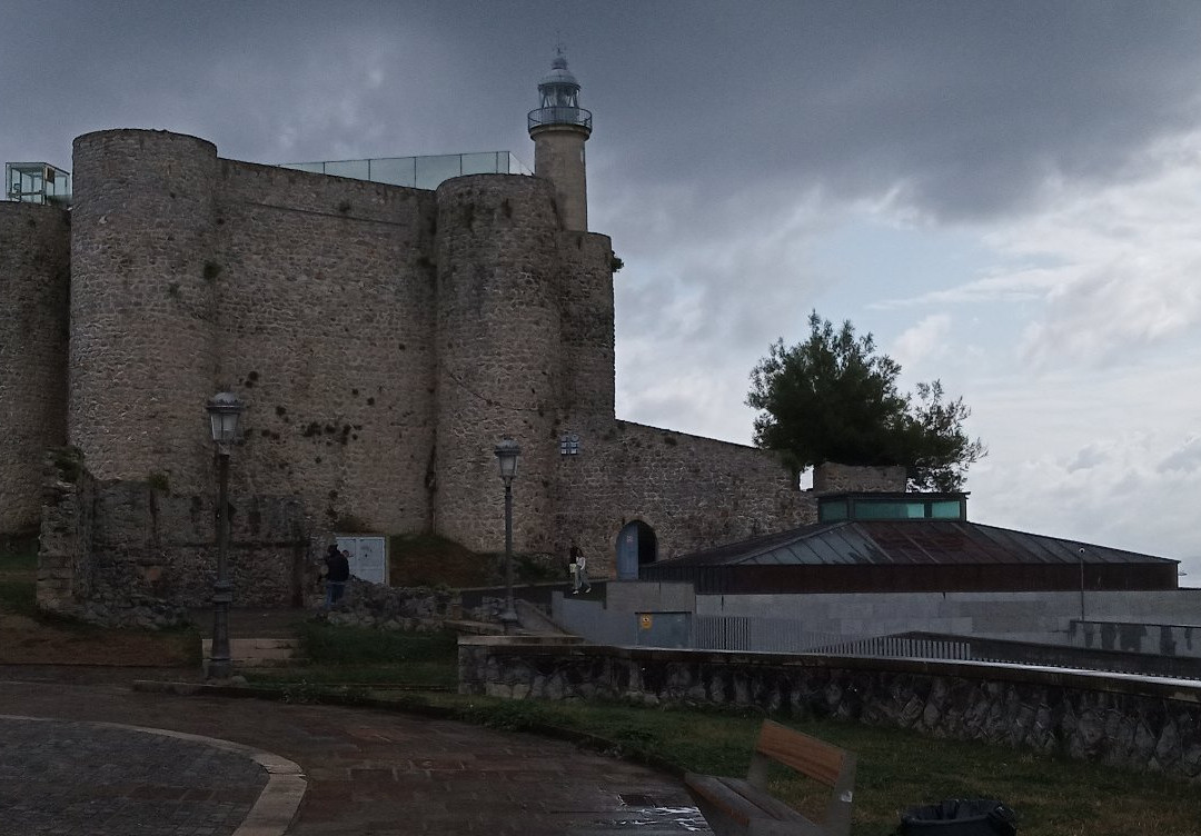 Faro y Castillo de Santa Ana景点图片