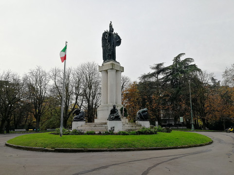Monumento ai Caduti in Guerra-摩德纳必去景点