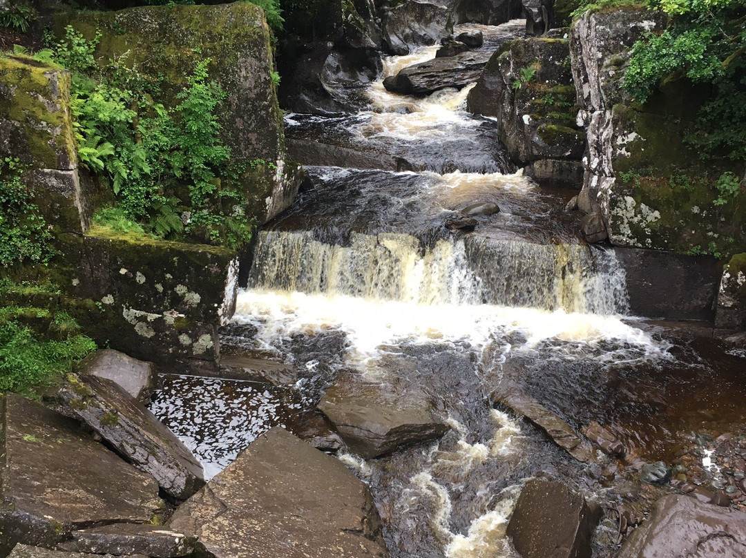 Bracklinn Falls Bridge and Callander Crags景点图片