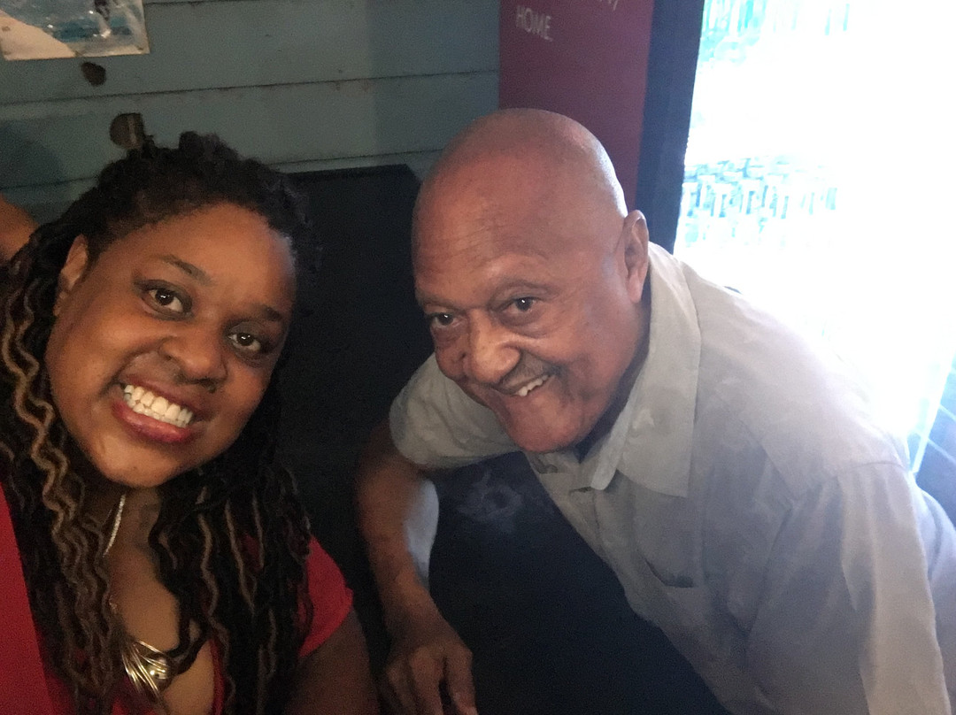 Hal's Car Park Bar-圣罗伦斯峡必去景点