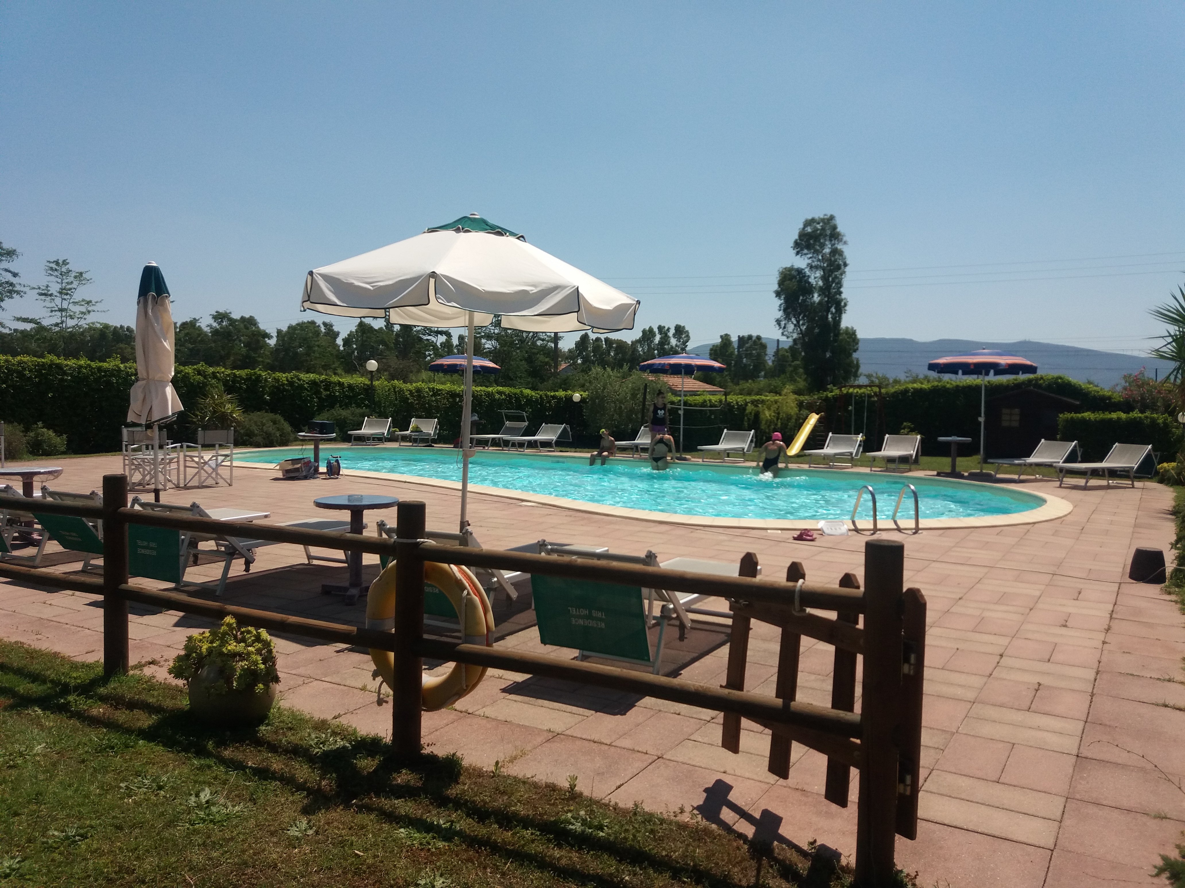 Hotel Residence Tris-泳池