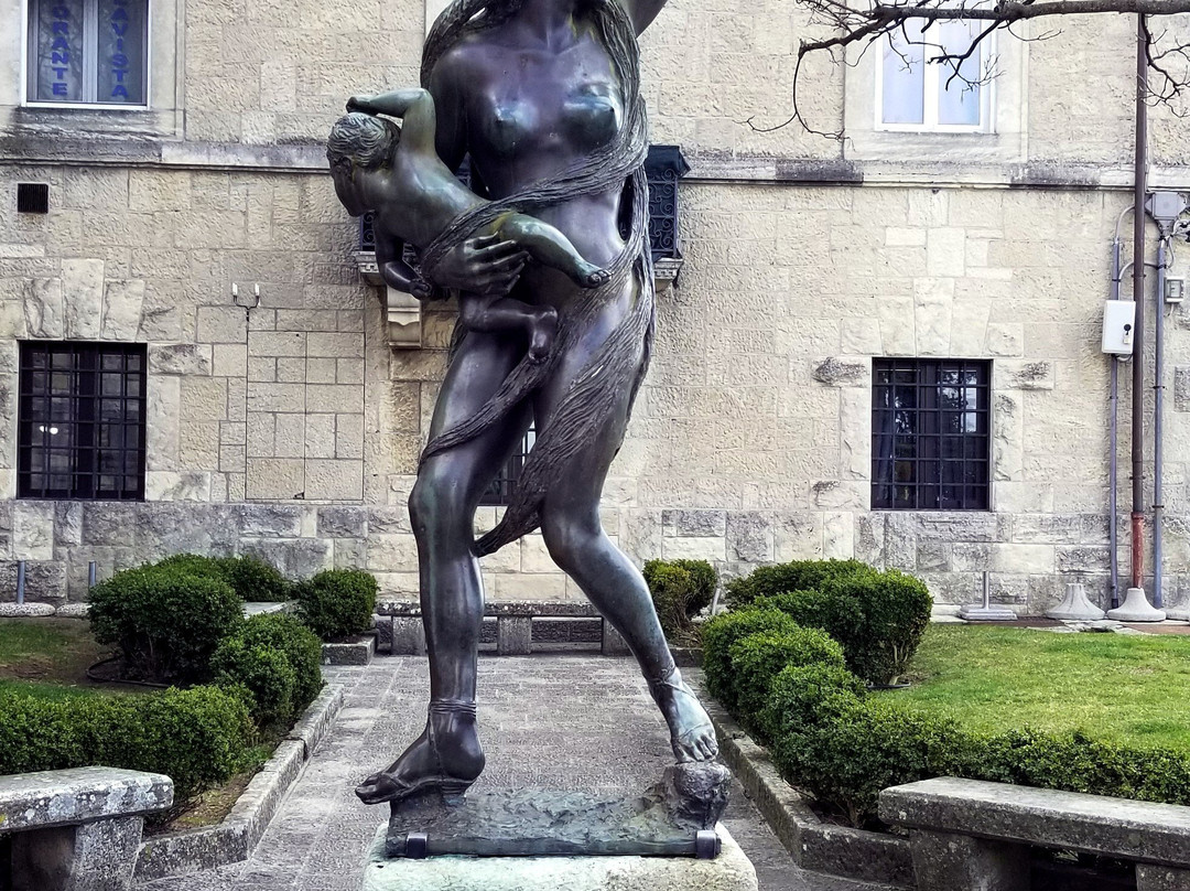 Sculpture Mother and Child-圣马力诺城必去景点