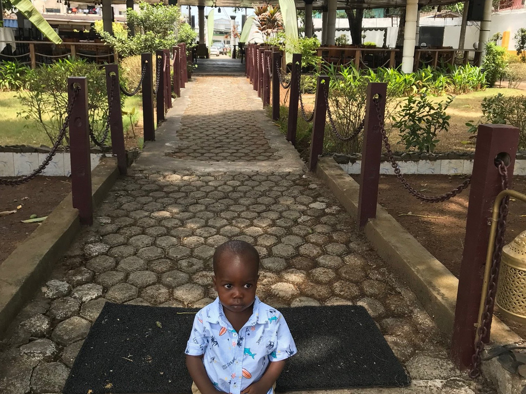 Embassy Suites Hotel & Restaurant主图