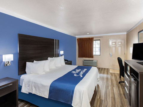 布劳尼希湖戴斯套房酒店主图