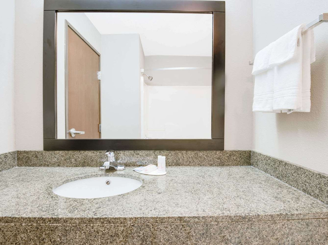 Super 8 by Wyndham Monett主图