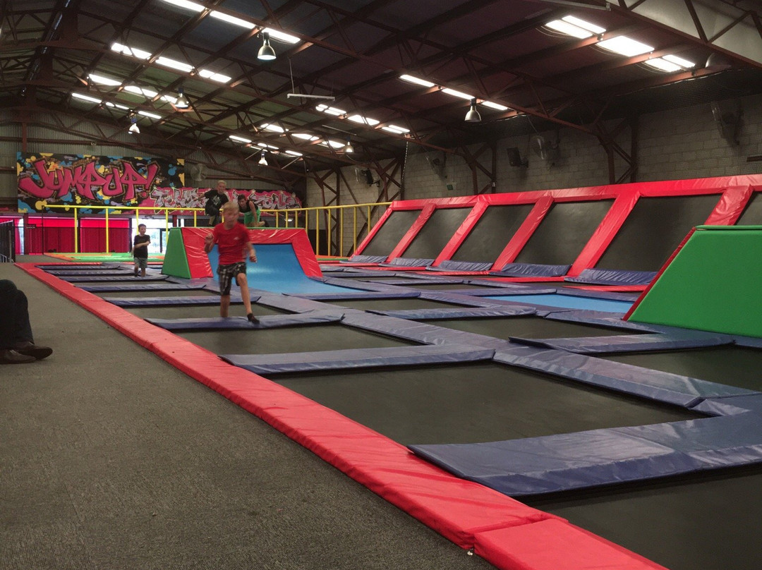 JumpUp Trampoline Zone-塔姆沃思必去景点