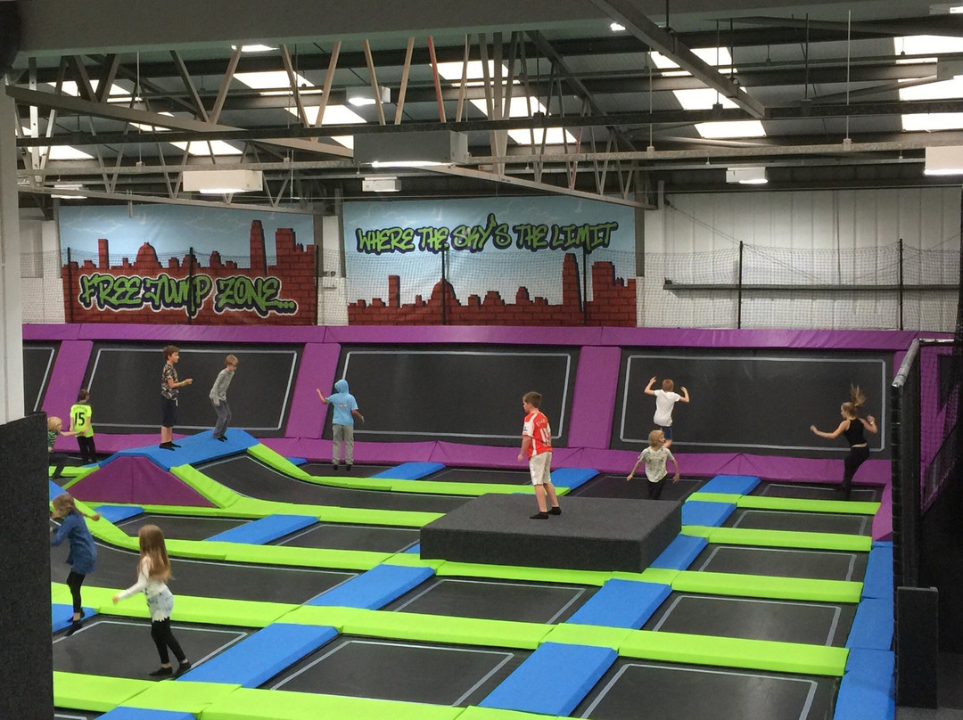 Sky High Trampoline Park景点图片