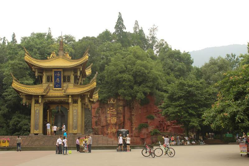 迎宾广场-峨眉山市必去景点