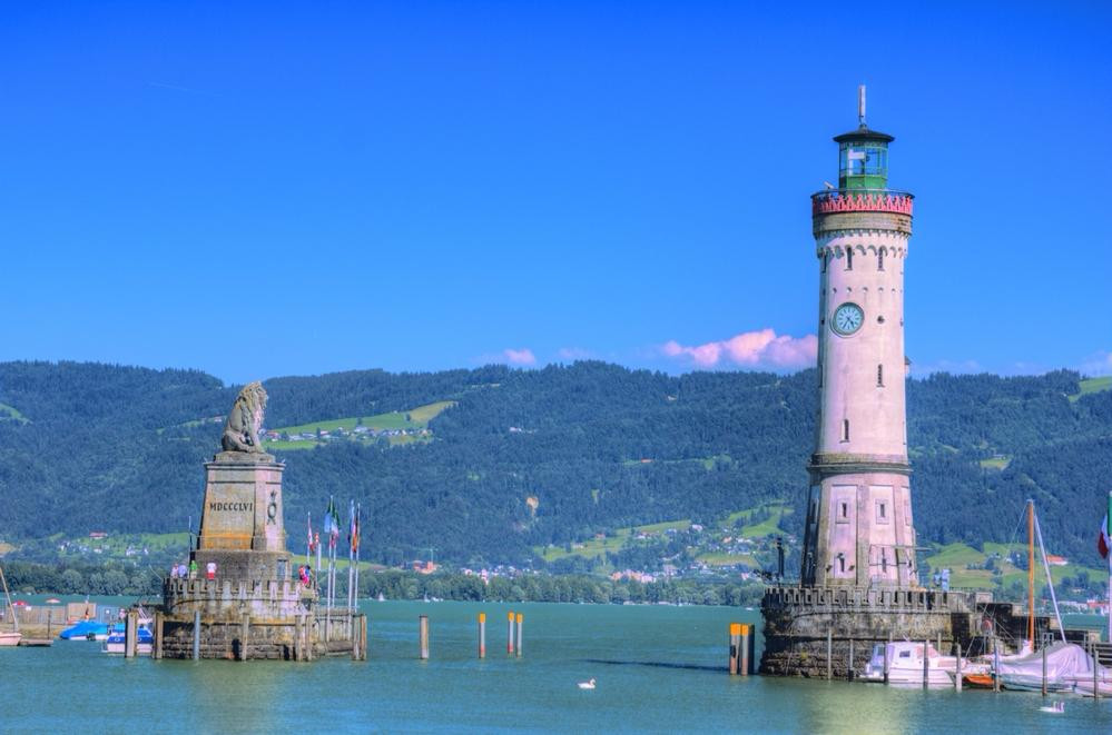 Lighthouse and Bavarian Lion Sculpture景点图片