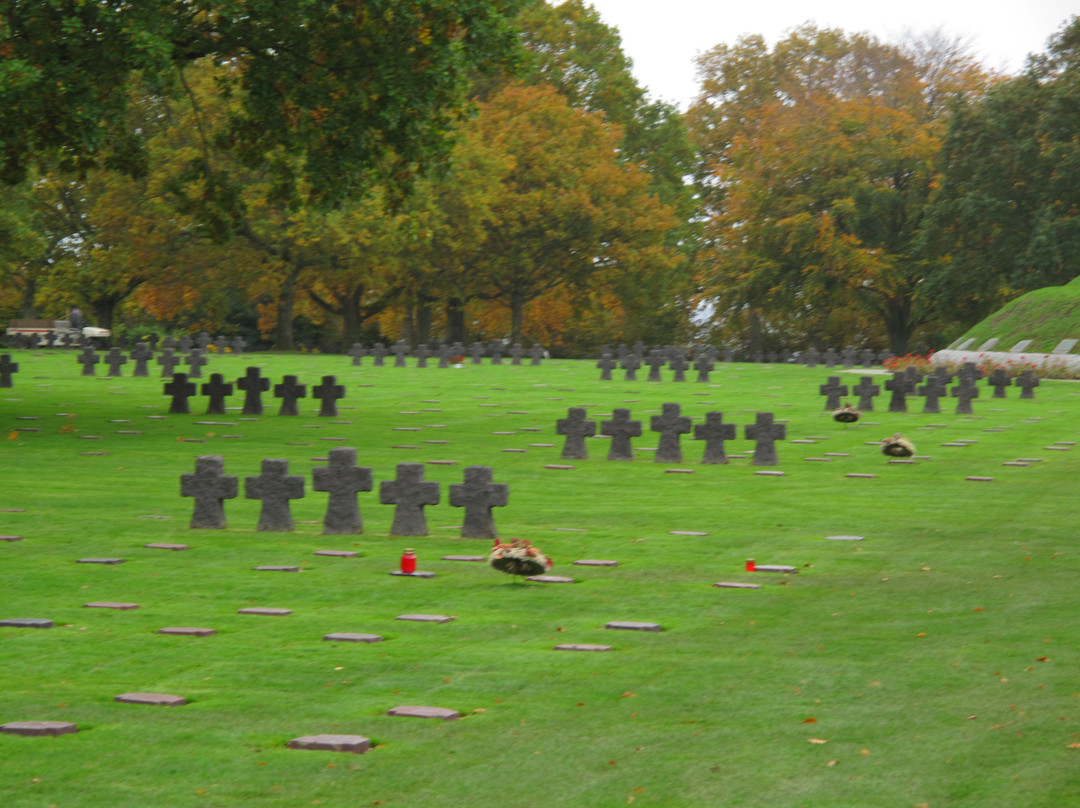 German War Cemetery-Orglandes必去景点