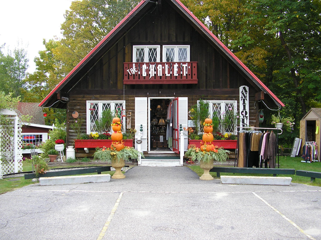 The Chalet Antiques Barn & Museum景点图片