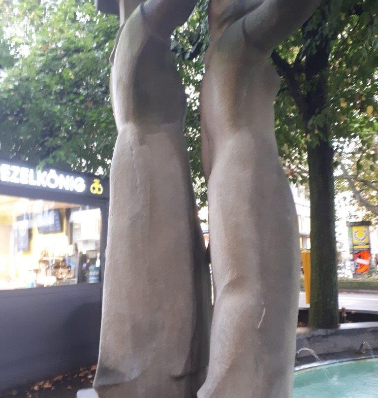 Globus Fountain with two Market Women