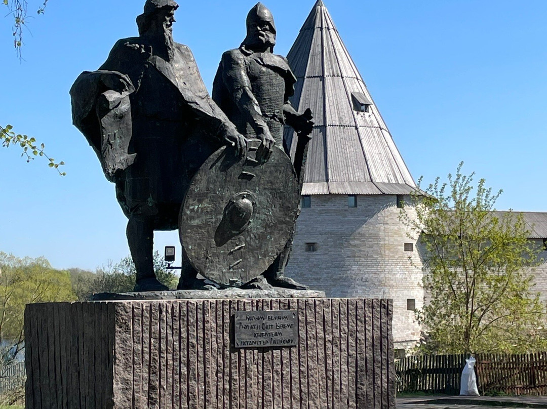 Monument to Ryurik and Veshhiy Oleg景点图片