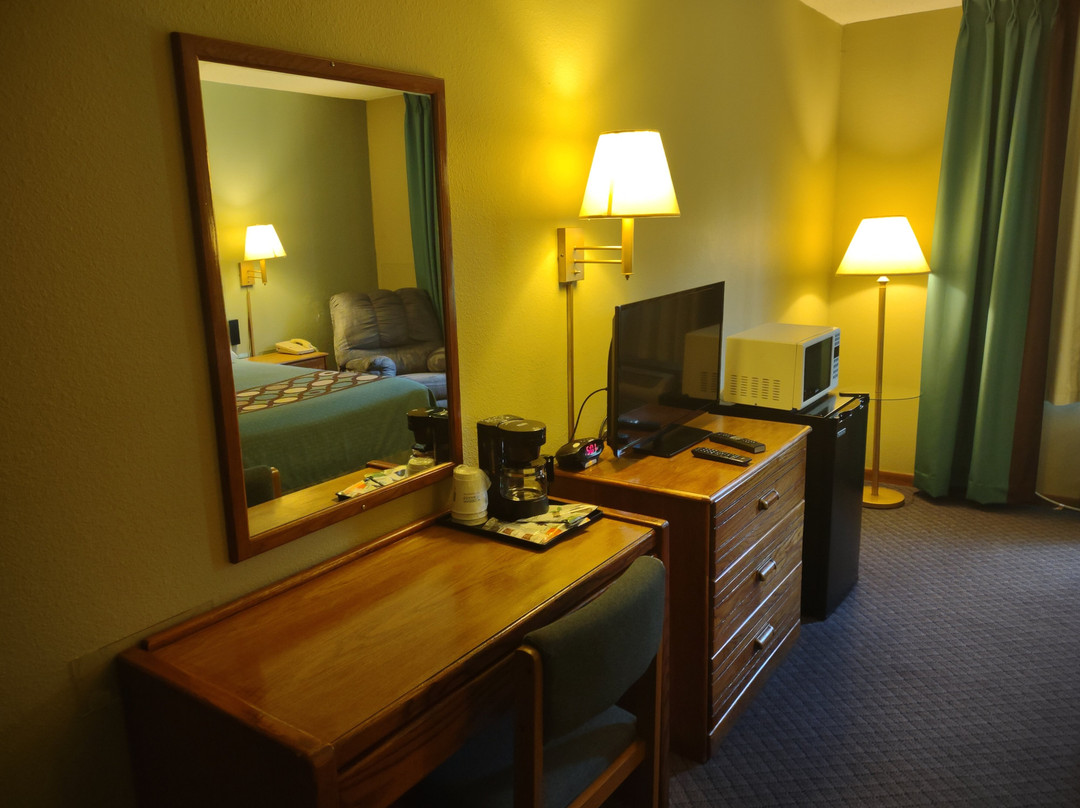 Super 8 by Wyndham Macomb主图