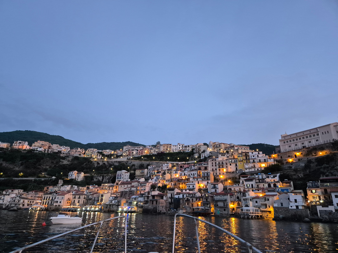 Scilla In Barca-希拉必去景点