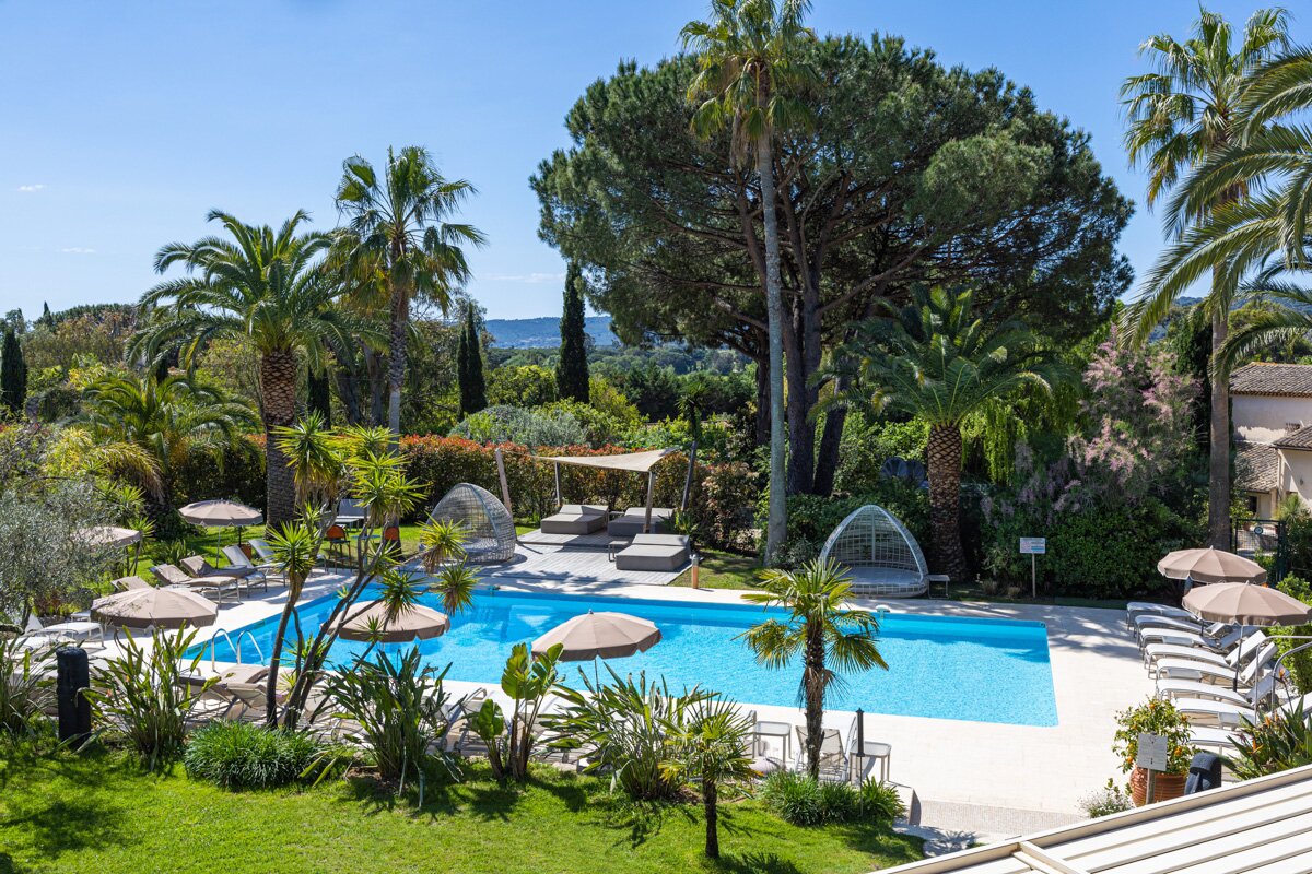 Hôtel La Garbine-泳池