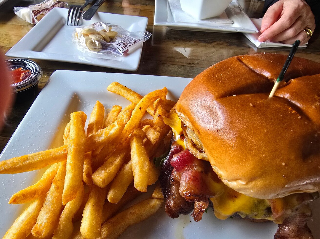 Driftwood Bar & Grill