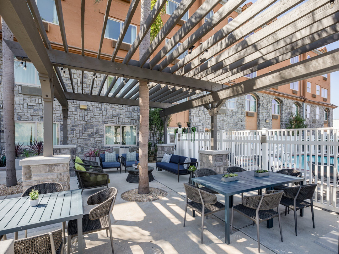 约巴林达艾瑞斯套房酒店主图