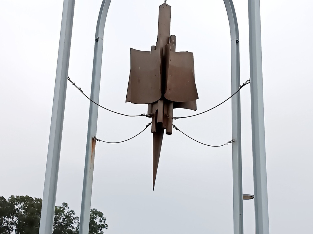 Escultura «damocles»-Candas必去景点