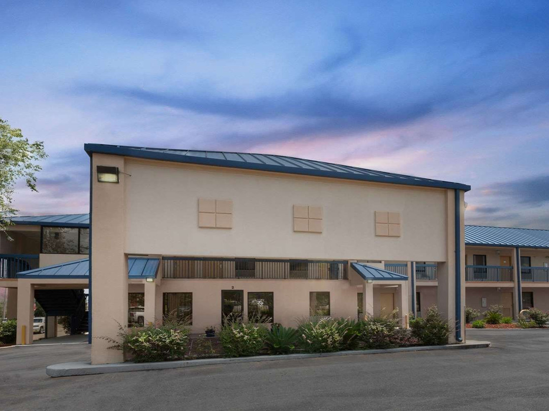 Super 8 by Wyndham Hattiesburg South