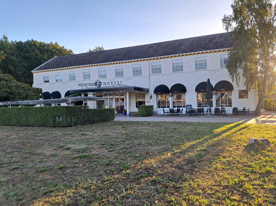 金色郁金香酒店主图