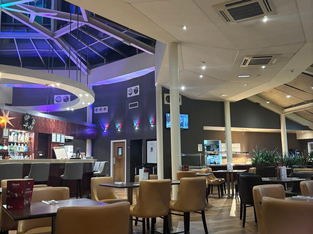 阿罗那酒店主图