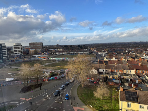 斯文顿莱昂纳多酒店主图