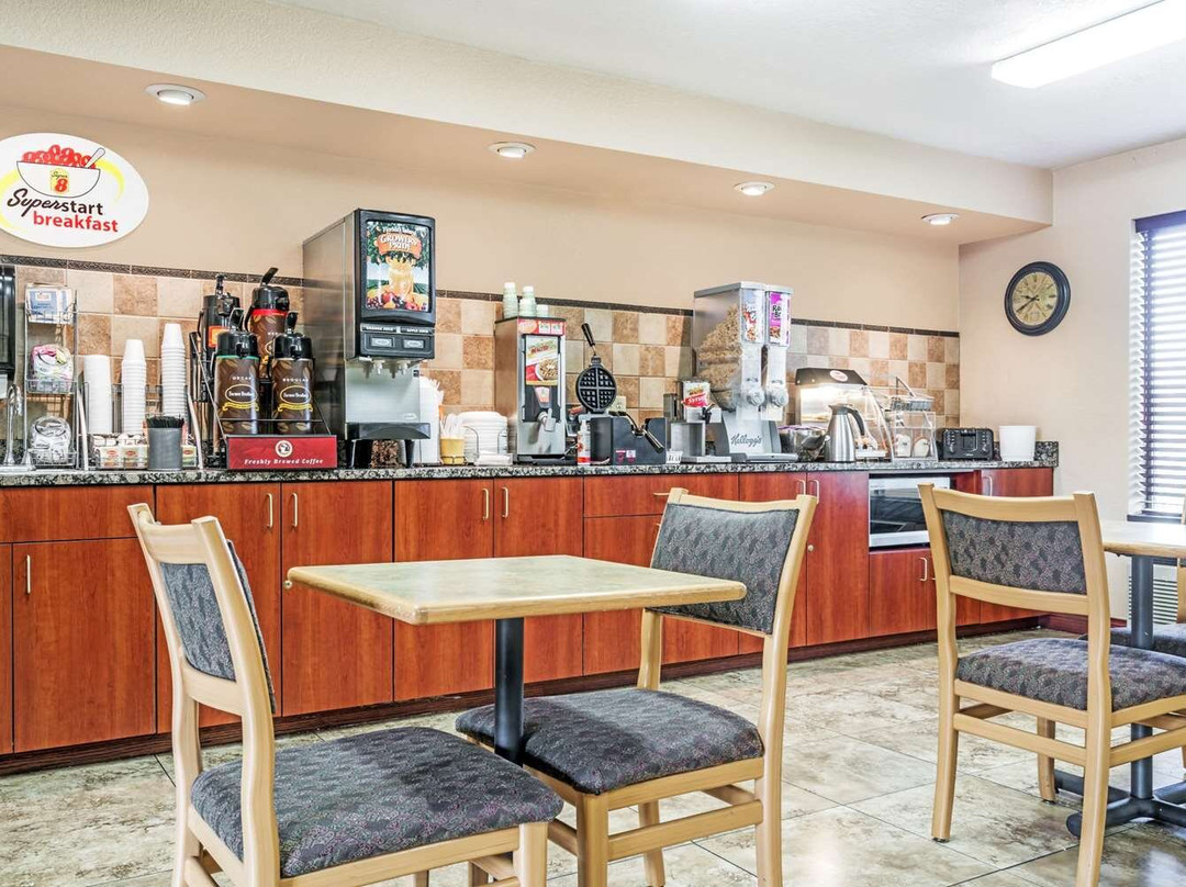 沃索速8酒店主图