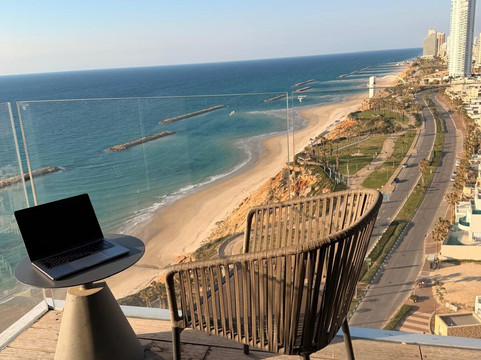 涅坦亚维尔舄湖酒店主图