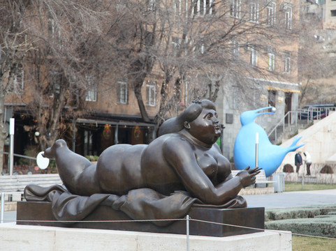 Smoking Woman-埃里温必去景点