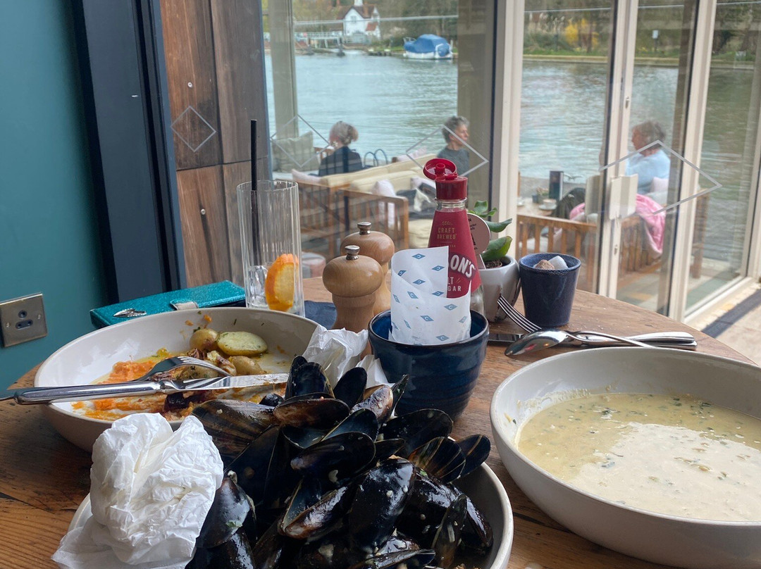 斯特雷特利天鹅酒店主图