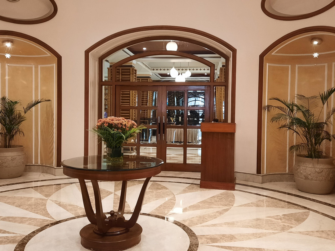 皇家兰花卢克诺中央酒店主图