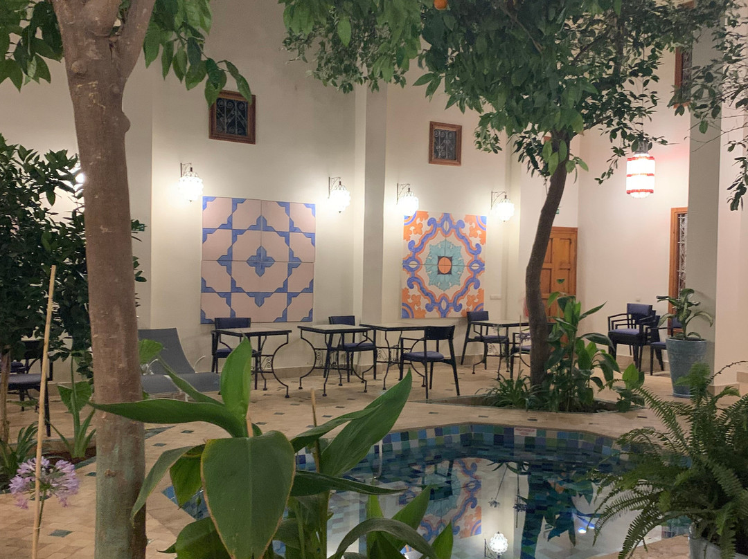 阿尔基拉非斯饭店主图