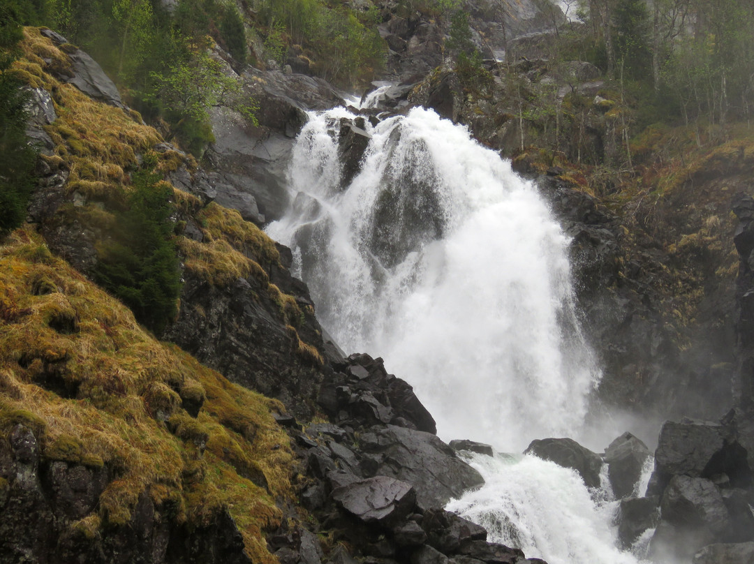 Låtefossen Waterfall-Skare必去景点